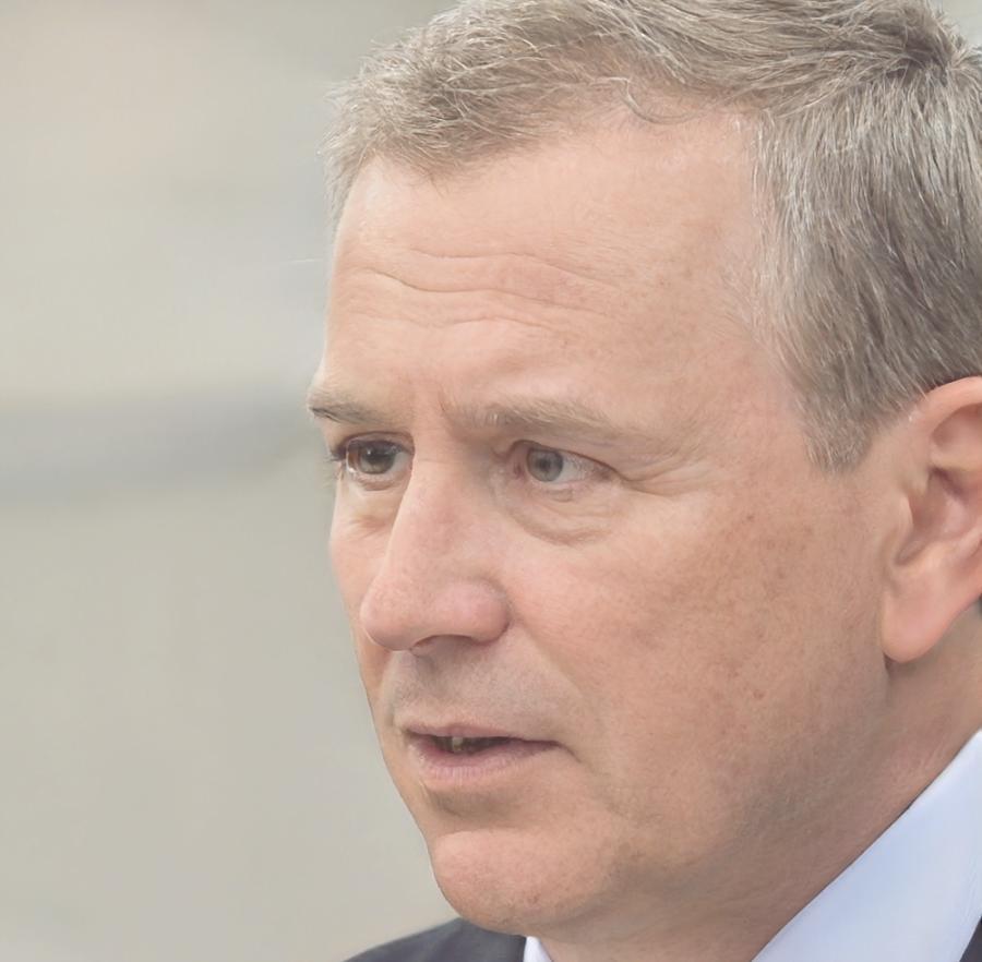 Portrait de Marc Dubois, expert en analyse financière